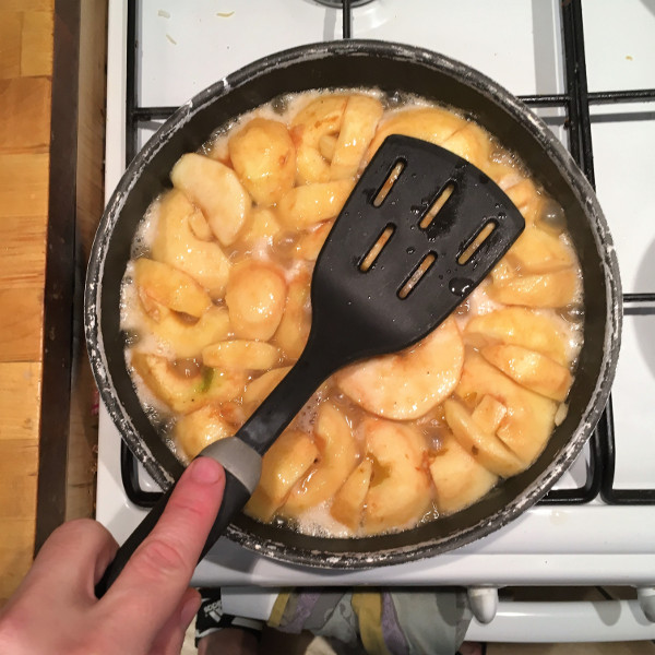Une spatule permet de garder les pommes compactes lorsqu'elles cuisent dans le caramel